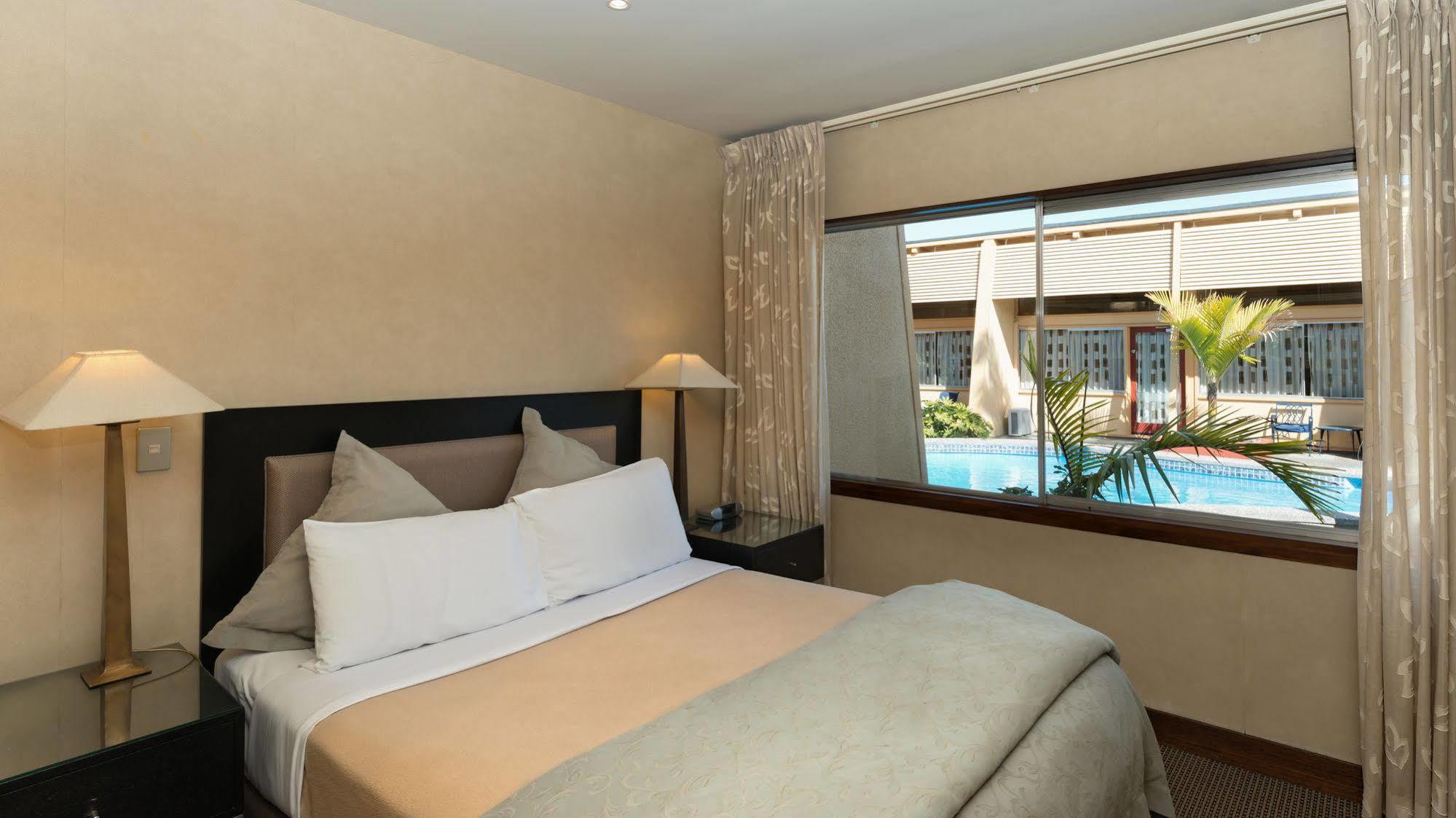 Oasis Beach Motel Таупо Екстер'єр фото