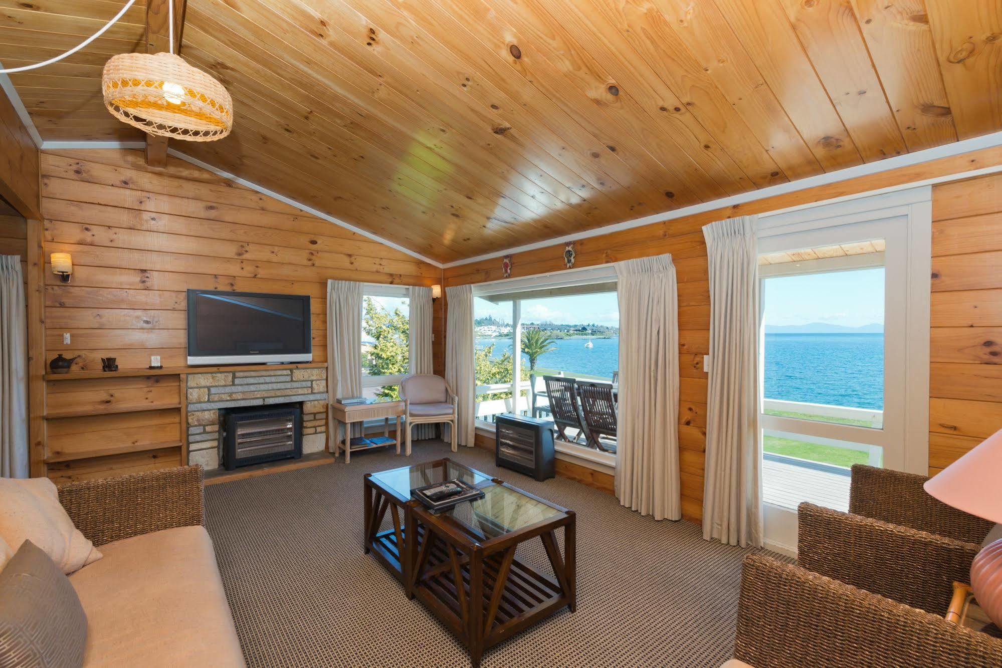 Oasis Beach Motel Таупо Екстер'єр фото